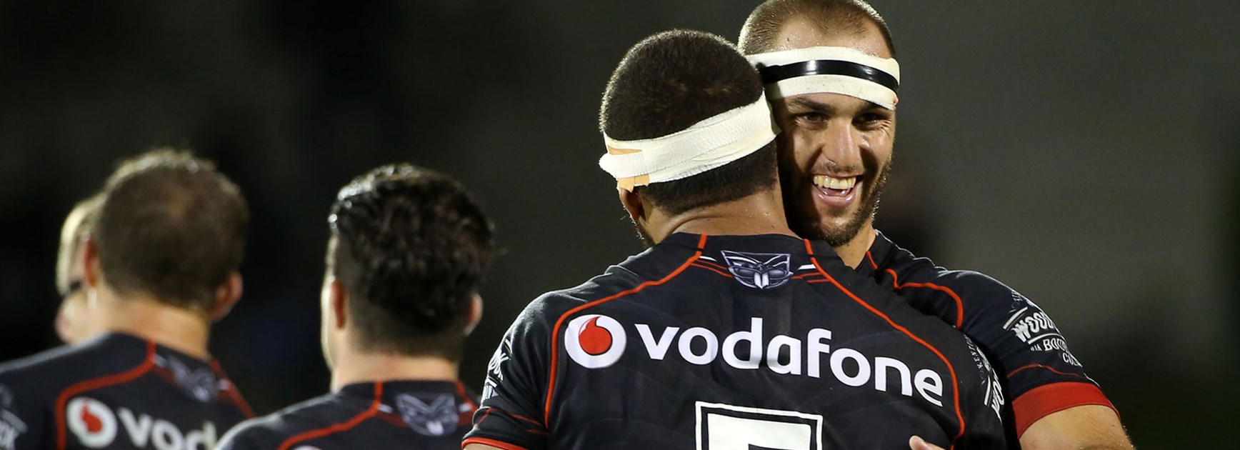 Simon Mannering celebrates with Manu Vatuvei during the Warriors' Round 6 win over the Tigers.