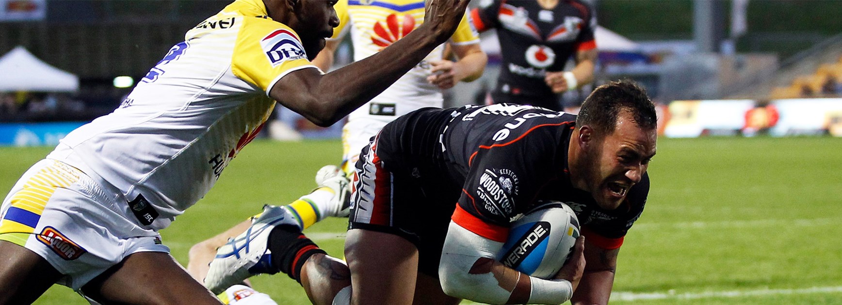 Bodene Thompson dives over to score the Warriors' first try on Saturday.