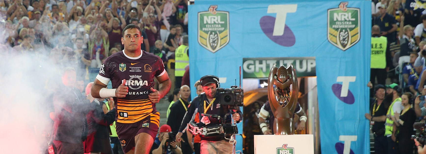 Broncos captain Justin Hodges runs onto the footy field for the final time.