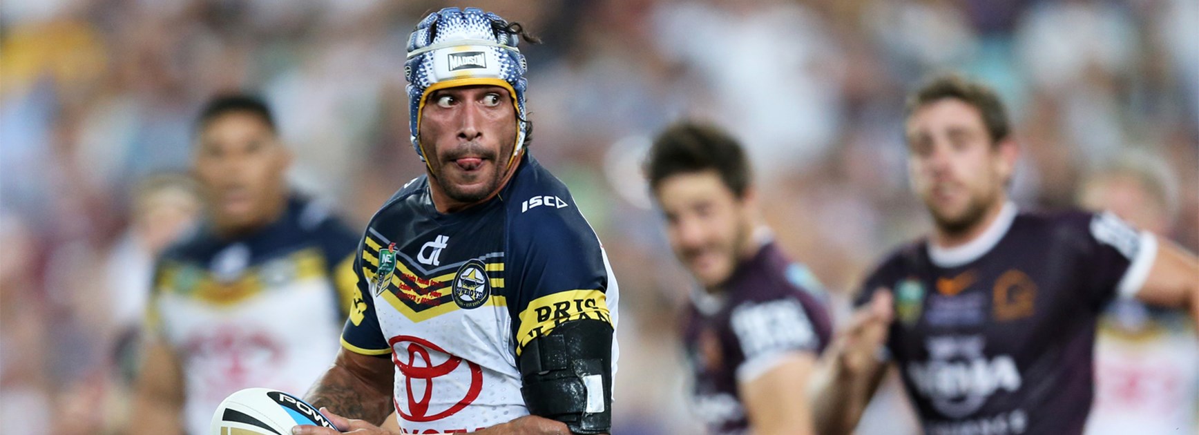 Johnathan Thurston looks for options during the 2015 NRL Grand Final against the Broncos.