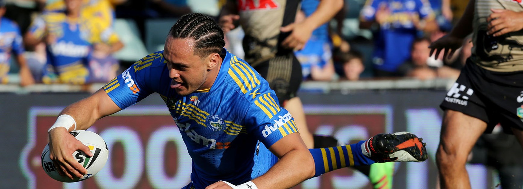 Brad Takairangi scores for the Eels against the Panthers in Round 5.