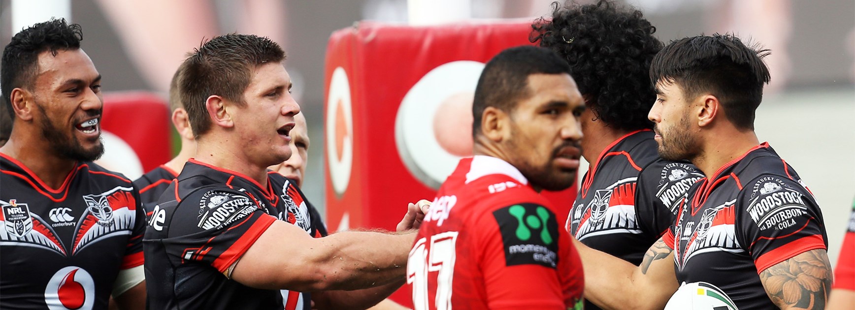 The Warriors celebrate Shaun Johnson's first-half try against the Dragons on Sunday.