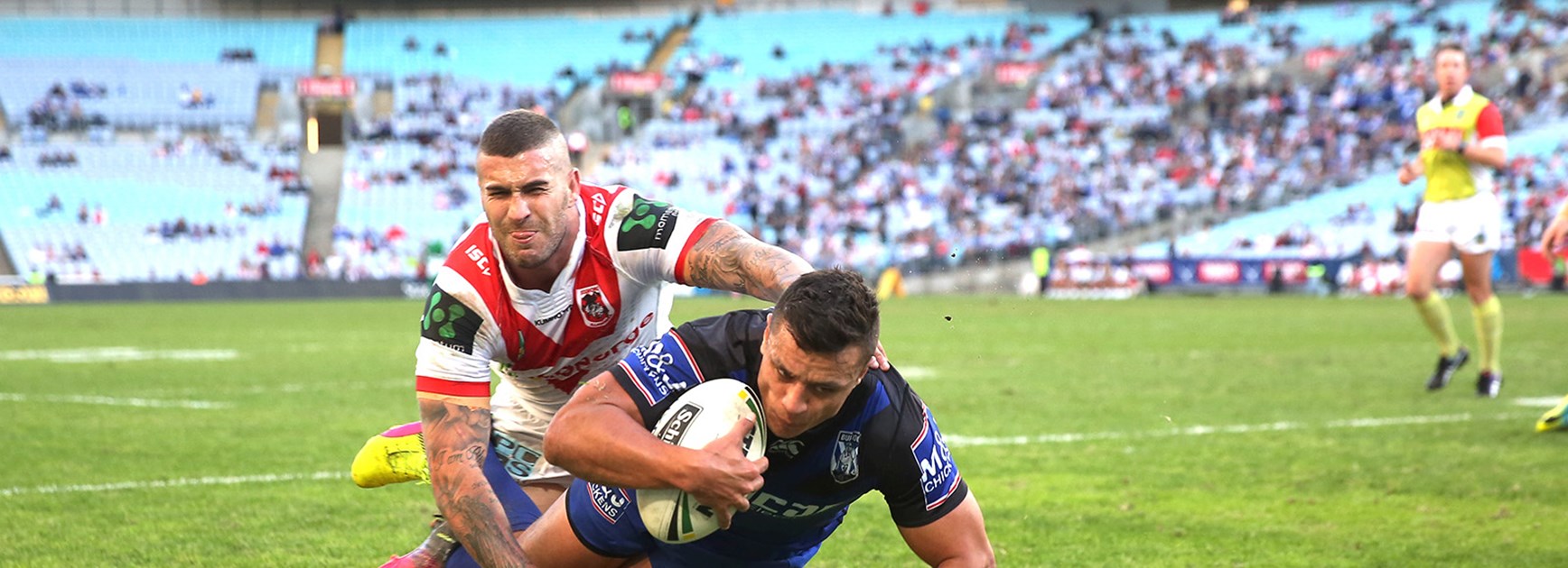 Sam Perrett scores for the Bulldogs against the Dragons at ANZ Stadium.