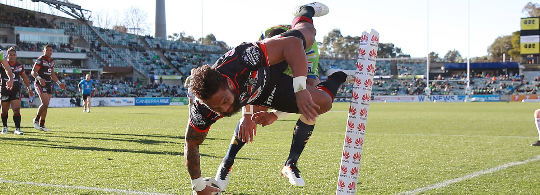 Warriors winger Manu Vatuvei dives over for a spectacular try in Round 20.