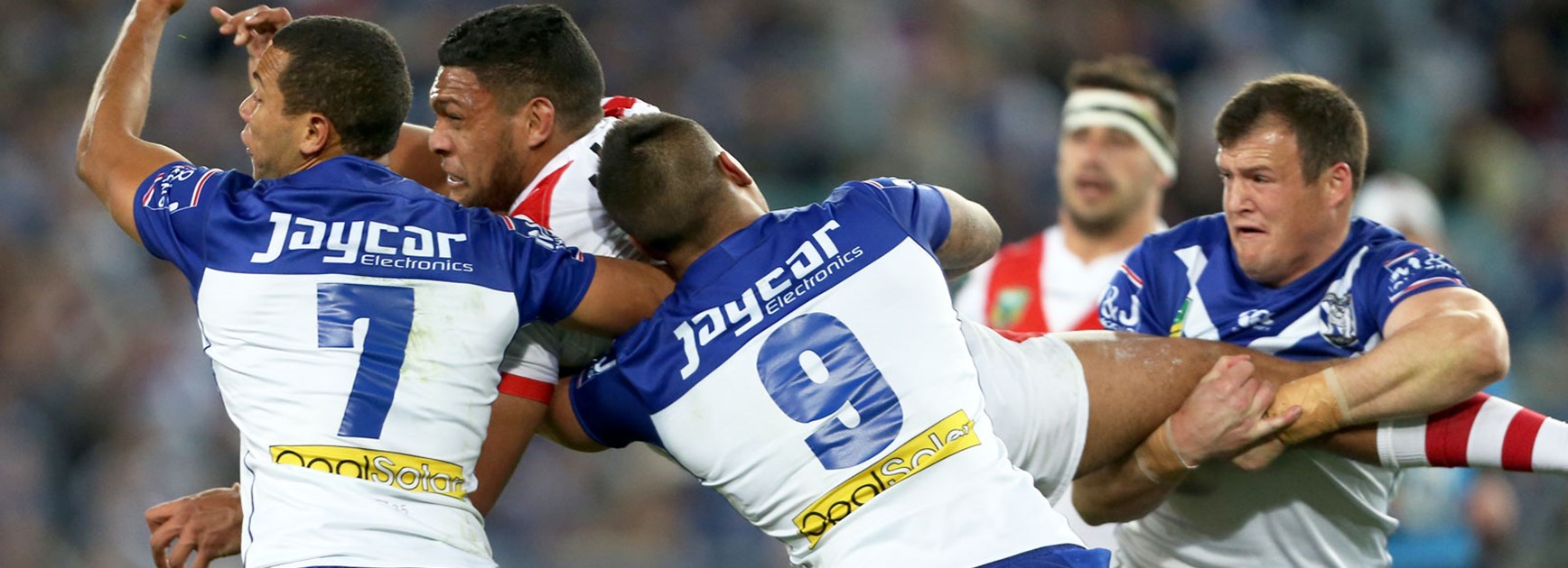 The Bulldogs showed plenty of determination in defence against the Dragons.