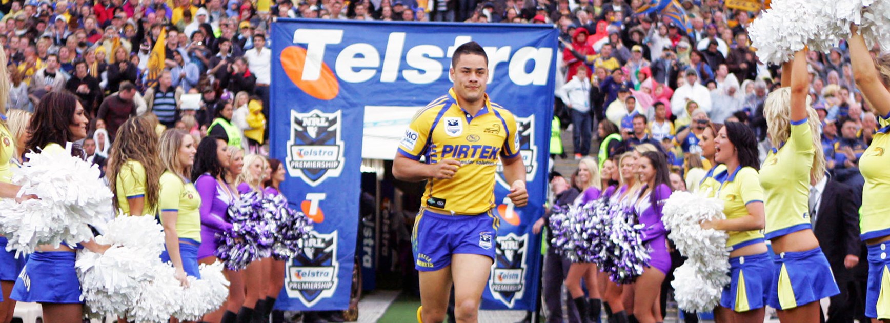 Jarryd Hayne takes the field for the 2009 NRL grand final.