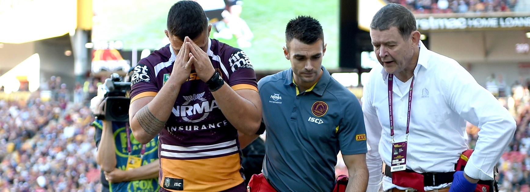 Jaydn Su'A leaves the field in agony.