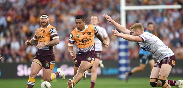 Milford takes kicking tips from AFL's Kangaroos