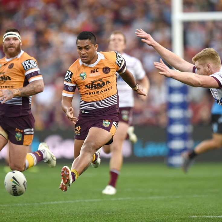 Milford takes kicking tips from AFL's Kangaroos