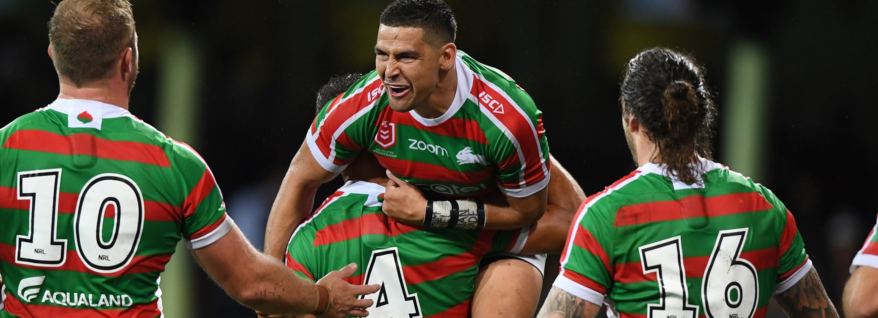 Cody Walker grabs a try in the Rabbitohs' win over the Roosters in round one, 2019.