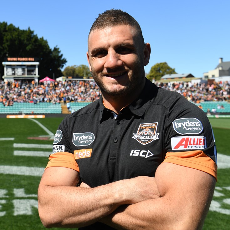 Farah to dust off the boots for fires fundraiser