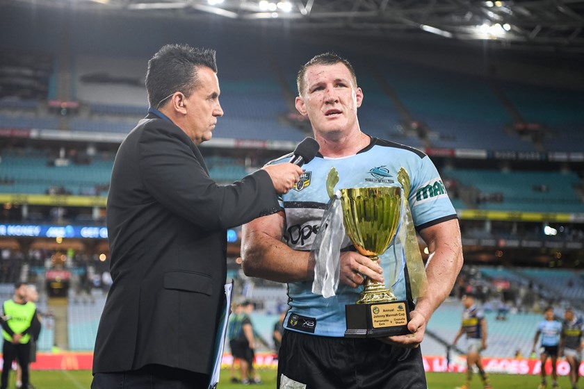 Sharks co-captain Paul Gallen receives the Johnny Mannah Cup in 2018.