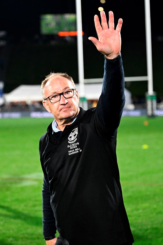 Inaugural Warriors captain Dean Bell salutes the crowd on Old Boys' Day in Round 25.