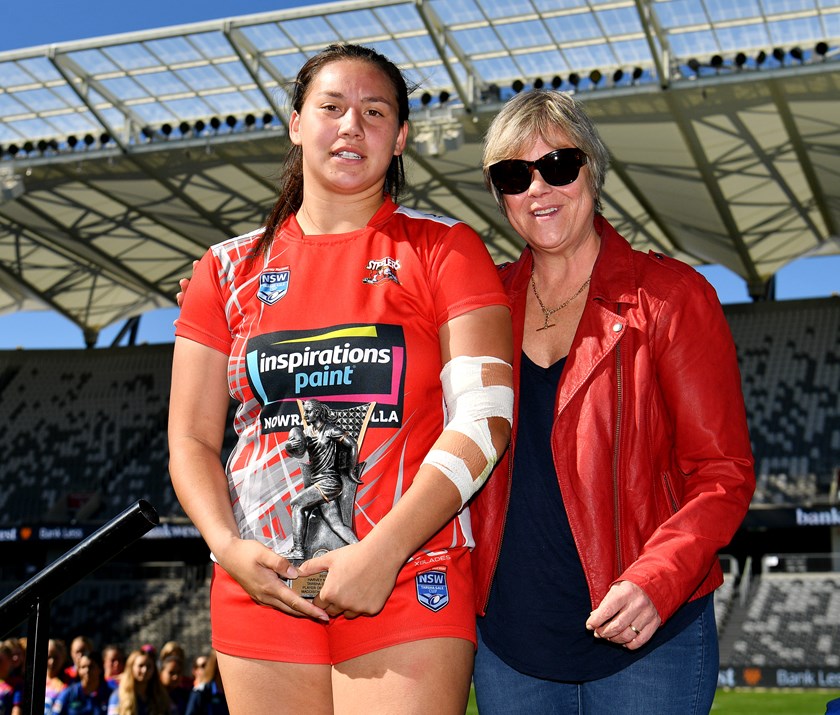 Tarsha Gale presents the trophy named in her honour to Steelers captain Maddi Weatherall in 2019