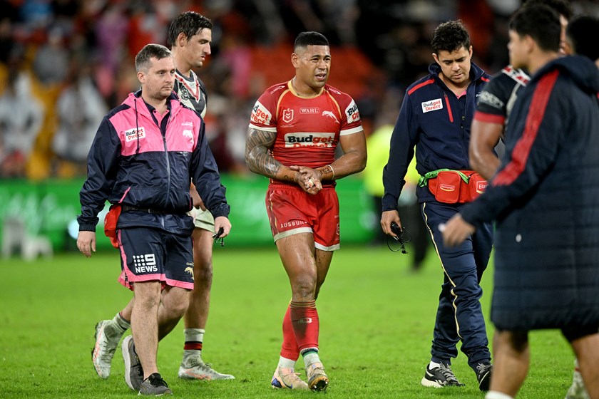 Jamayne Isaako with Dolphins medical staff after dislocating his finger in Round 15.