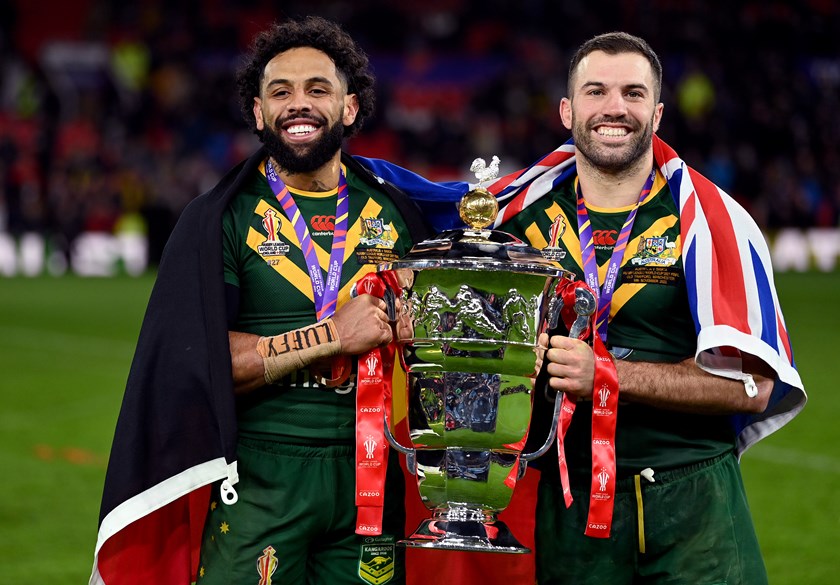 Josh Addo-Car i James Tedesco świętują zwycięstwo w Pucharze Świata w Rugby w zeszłym roku.