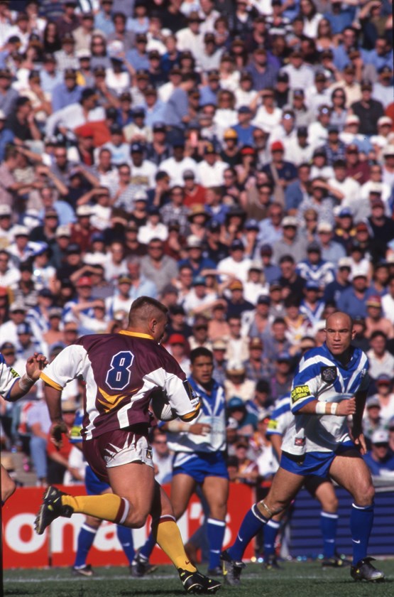 Jason Hetherington in action in the 1998 NRL grand final for the Bulldogs against Brisbane Broncos.