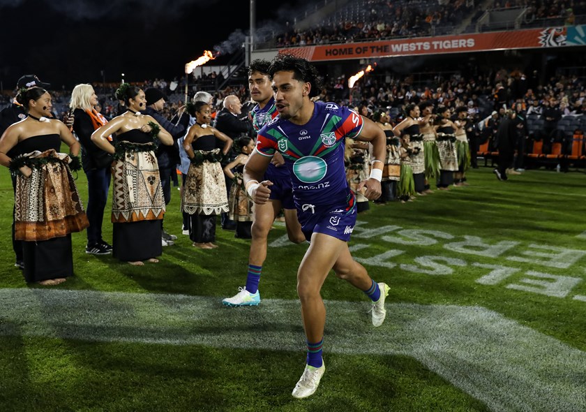 Alofiana Khan-Pereira runs out with his Warriors team.