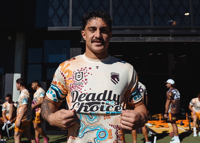 Kotoni Staggs with the Deadly Choices Indigenous Round training shirt.