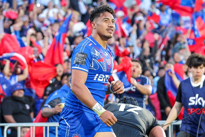 Murray Taulagi runs out surrounded by Samoa supporters.