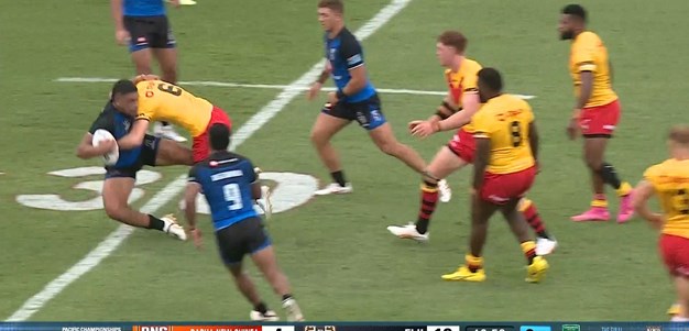 Kyle Laybutt give Taane Milne a Kumul welcome