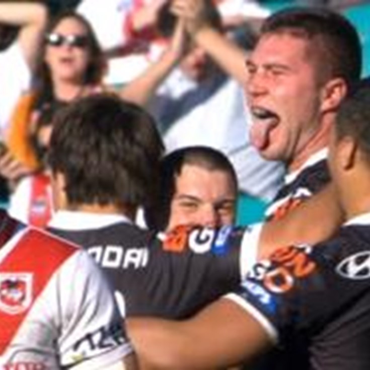 Full Match Replay: St George-Illawarra Dragons v Wests Tigers (1st Half) - Round 24, 2013
