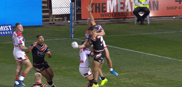 Bunker clears contest on Ponga for Jennings try