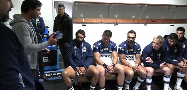 Thurston presents Dearden with Cowboys' debut jersey