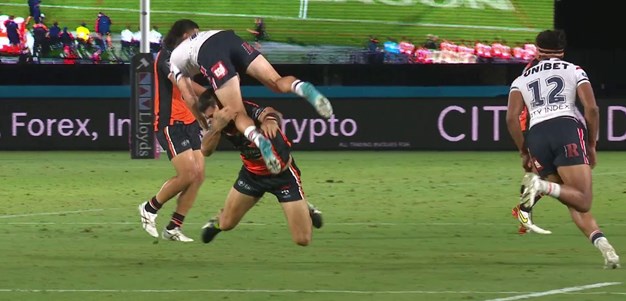 Tamou charged for contact on Walker