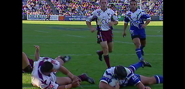Smith crosses over for the Bulldogs