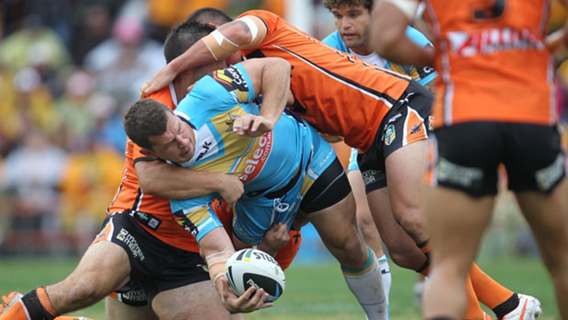 Greg Bird sparks the Titans attack with an offload against the Wests Tigers.