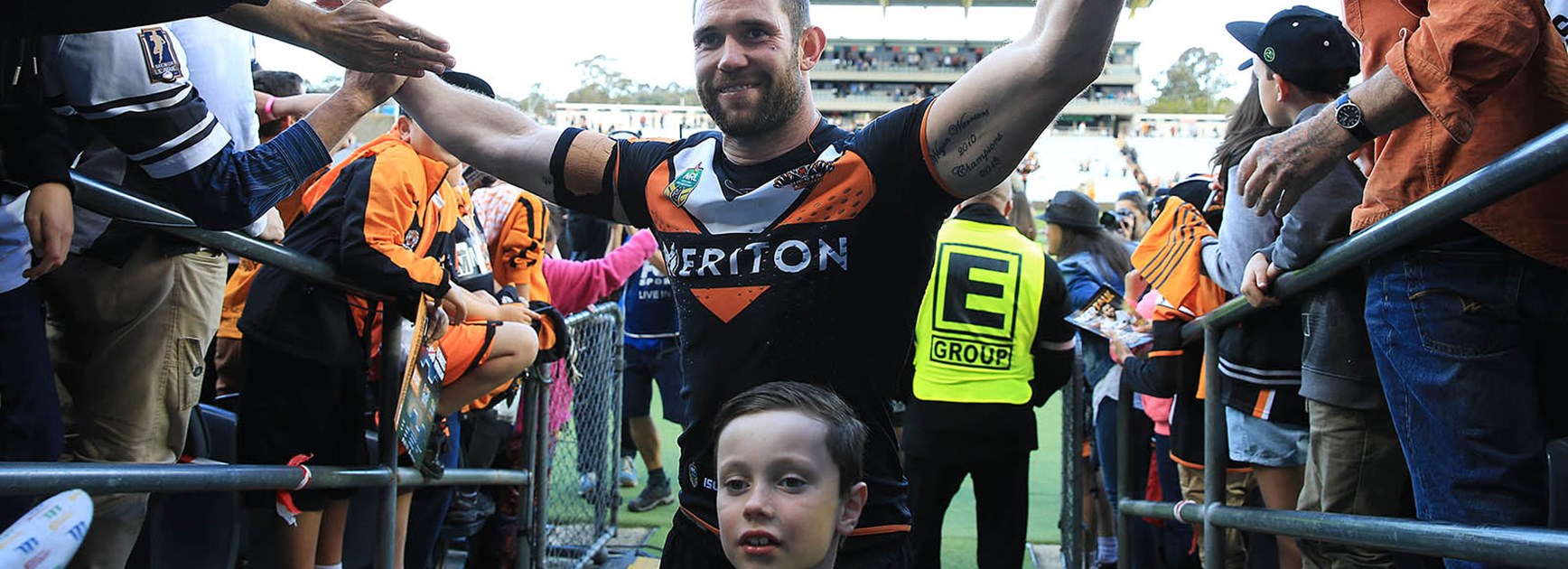 Pat Richards is cheered off the ground in his last home game for the Wests Tigers.