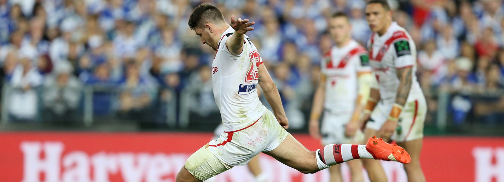 Dragons five-eighth Gareth Widdop kicks for goal in the Elimination Final against the Bulldogs.