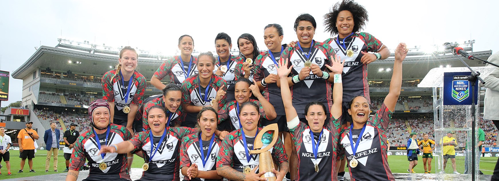The Kiwi Ferns celebrate their series win over the Jillaroos at the 2015 Auckland Nines.