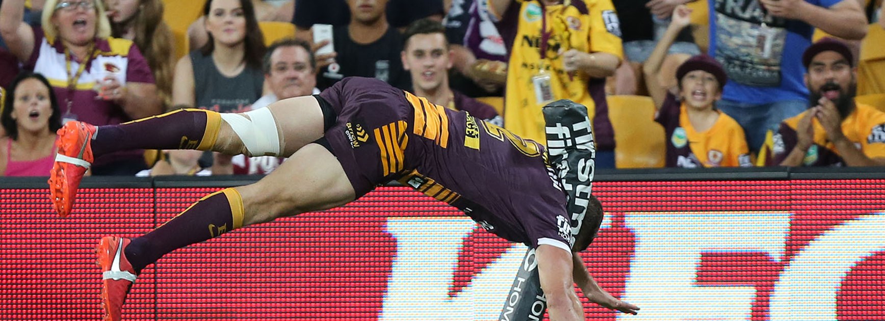 Corey Oates scores a spectacular try to open the scoring against the Warriors in Round 2.