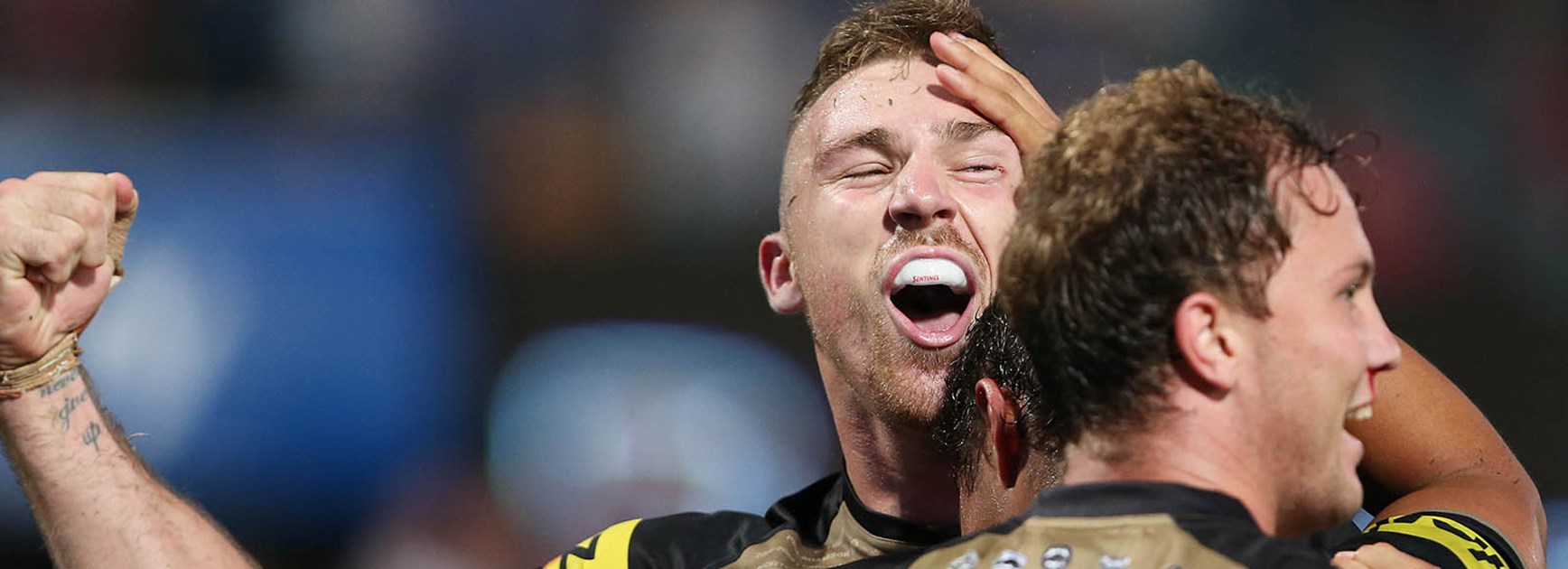 A stunning try after the siren to Panthers back-rower Bryce Cartwright has stolen a win in the battle of the west at Pirtek Stadium.