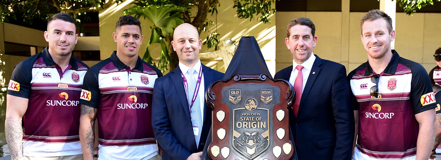 QLD Maroons players with NRL CEO Todd Greenberg and Queensland Minister for Health, Cameron Dick.