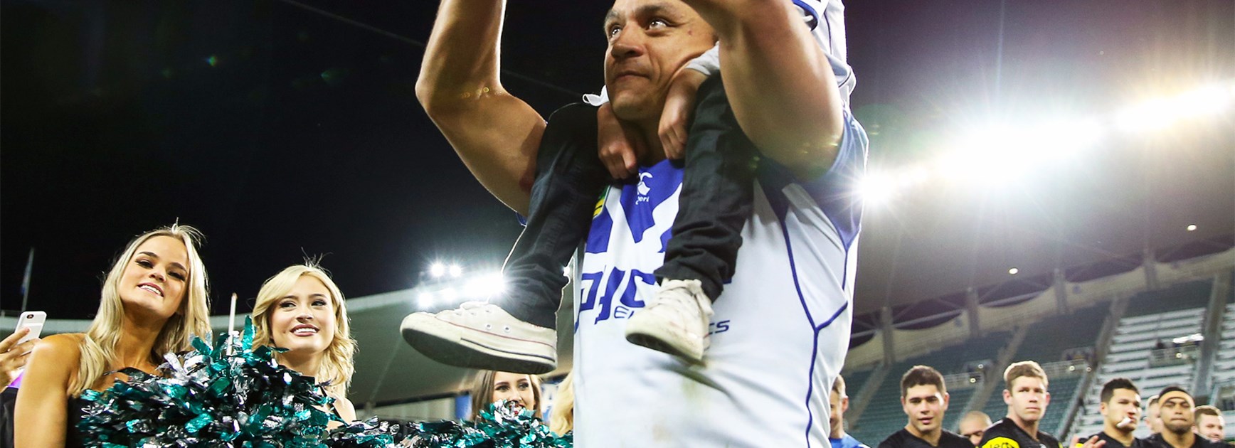 Sam Perrett farewells the crowd after the Bulldogs' finals loss to Penrith.