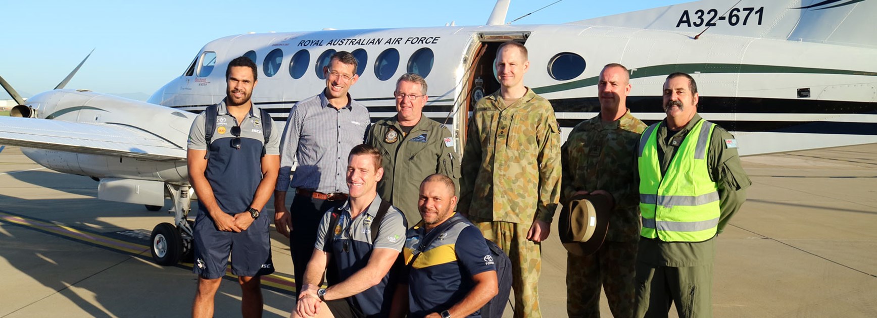 Matt Bowen, Justin O’Neill, Brent Tate and Cowboys CEO Greg Tonner with members of the Australian Air Force.