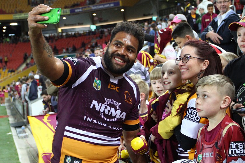 Broncos veteran Sam Thaiday takes a selfie with fans.