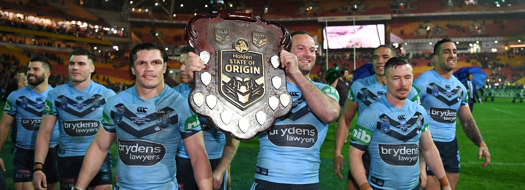 The Blues celebrate their Origin victory.