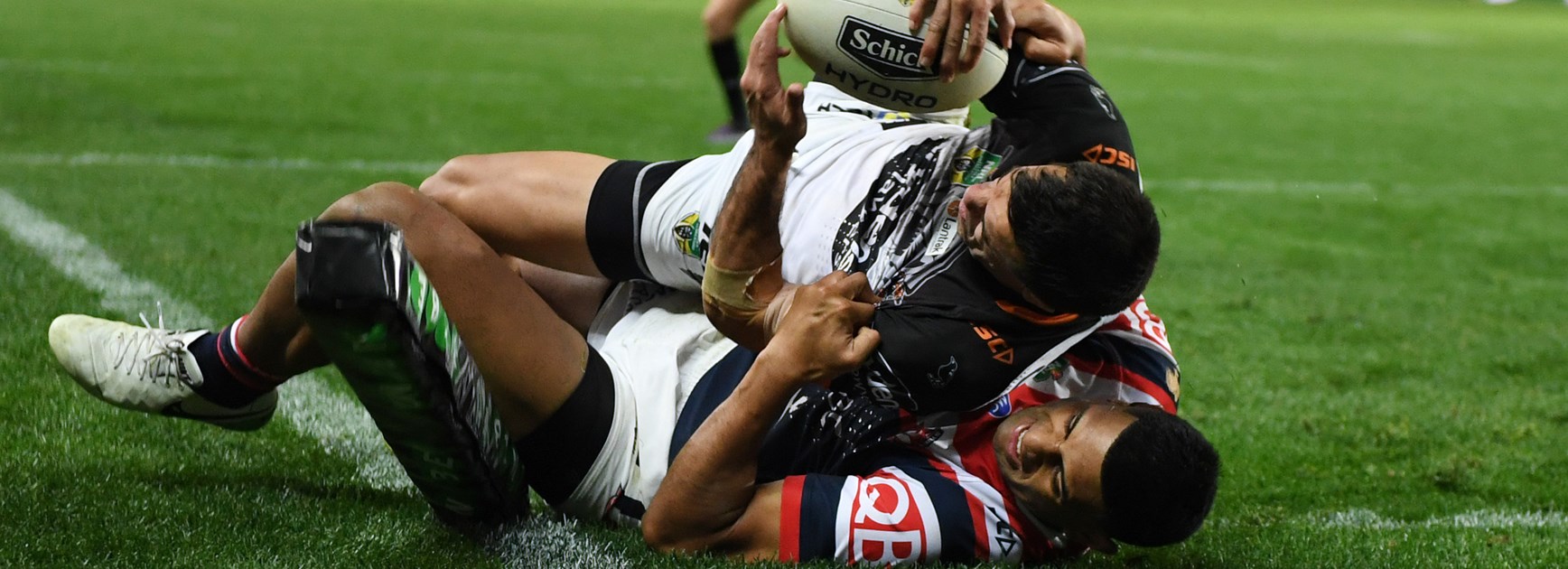 Sydney Roosters winger Anthony Tupou pulls off a trysaver.