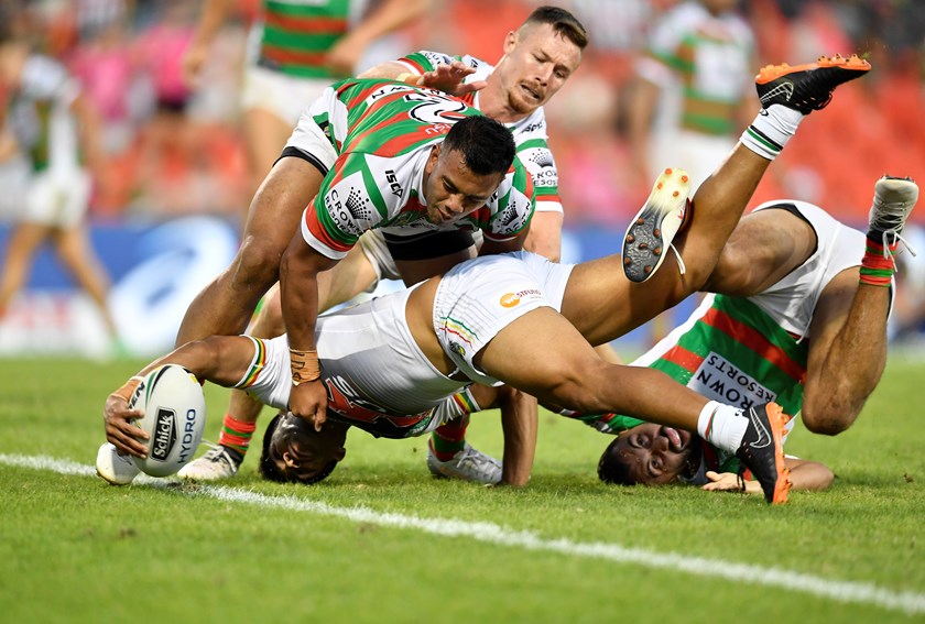 Panthers centre Tyrone Peachey scores match-winning try against Rabbitohs.