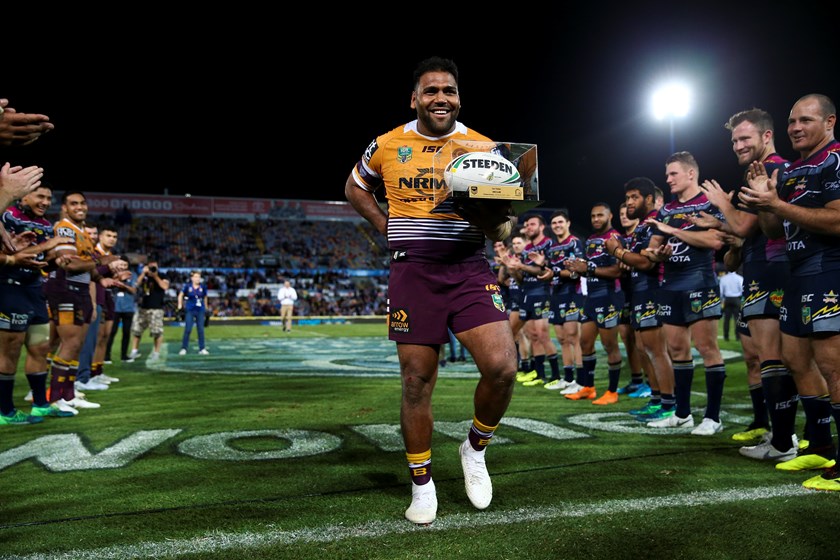 Sam Thaiday leaves the field after his 300th game.