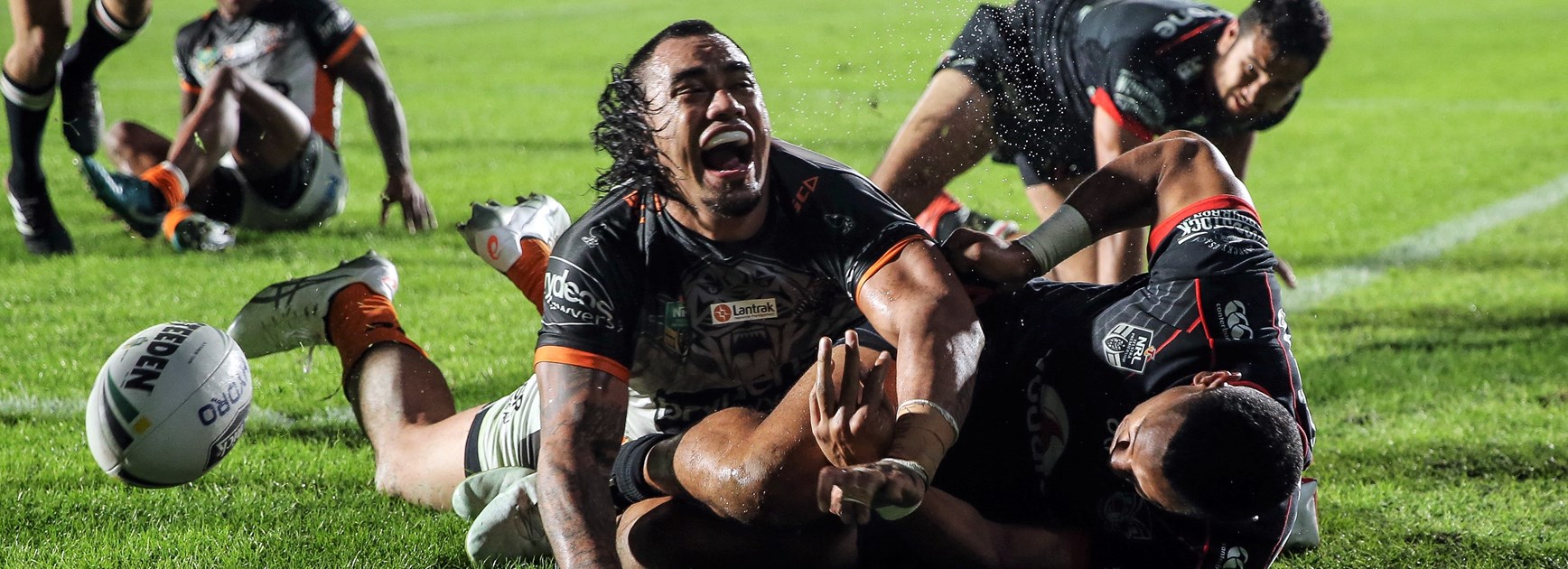 Mahe Fonua scores for the Tigers against the Warriors in 2018.