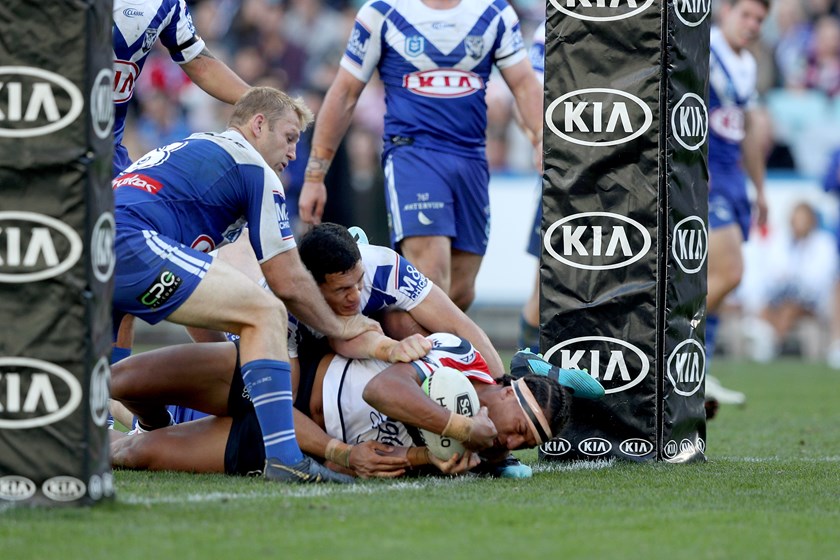 Sitili Tupouniua scores a try against the Bulldogs.