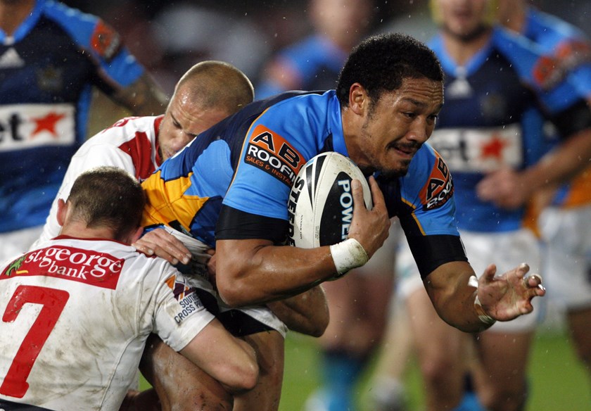 Clinton Toopi in action for the Titans against the Dragons in 2010.