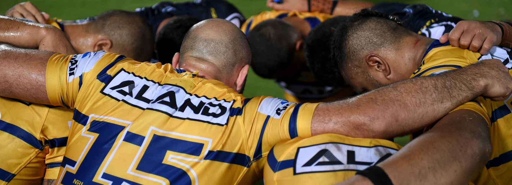 Eels players in a huddle after a Cowboys try