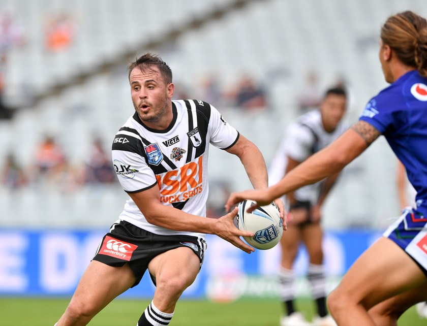 Josh Reynolds passes for the Magpies.