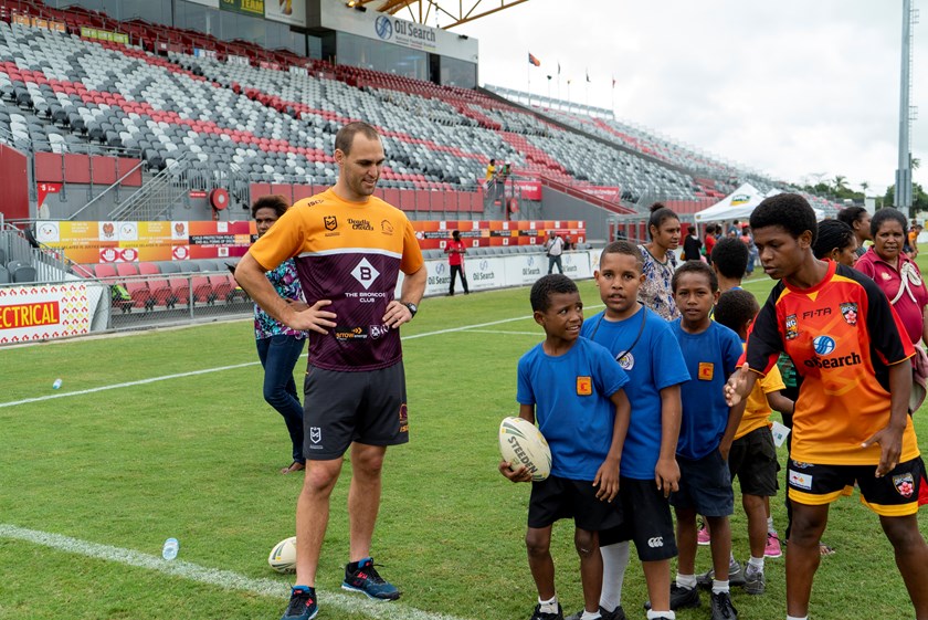 Simon Mannering providing expertise at a junior clinic.